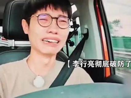 <p>El hombre ______ triste.</p>