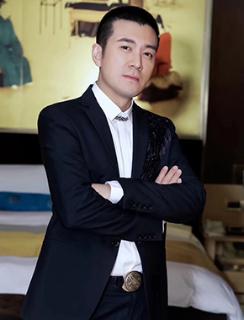 <p>El hombre ______ rico.</p>