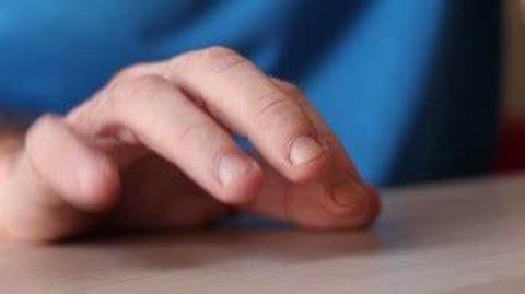 <p>用手指敲击</p>