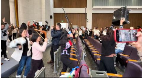 <p>某次培训期间，参训学员手持行李箱、雨伞、衣架等物品在教室内游走。请问他们在做什么？ </p>