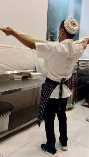 <p>请问吐鲁番培训期间，大兴会议中心专门邀请了哪家清真餐厅的大厨为学员现场拉面？</p>