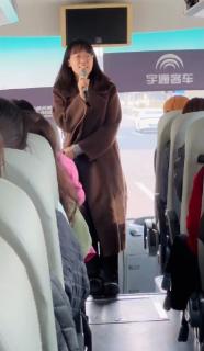 <p>请问图中陈文老师正在干什么？ </p>