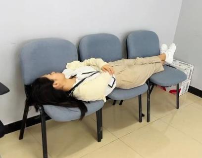 <p>请问图中曹佳琪老师正在做什么？</p>