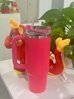 <p>请问图中的杯子【不可能】出现在哪里？</p>