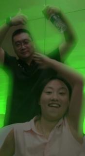 <p>请问图中的两位同事为什么这么开心？<span data-tex=""> </span></p>