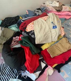 <p>这些都是（     ）衣服。</p>