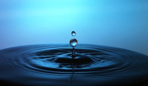 <p>「对...产生影响」当中的介词应该是？have an impact ______ sth</p>