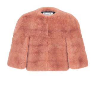 <p>这件作品是什么材质，产自哪里？</p>