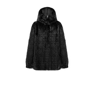 <p>这件作品采用什么工艺，呈现怎样的效果？</p>