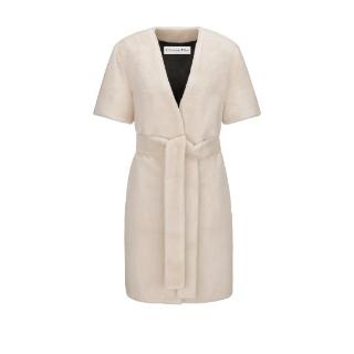 <p>这件作品是什么材质，有什么特征。错误的是？</p>