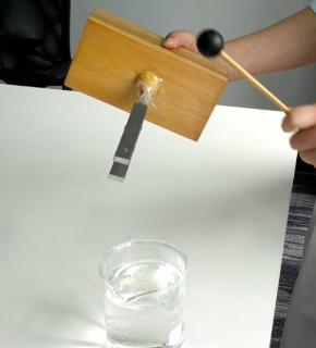 <p>把敲击的音叉放进水里，你会发现</p>