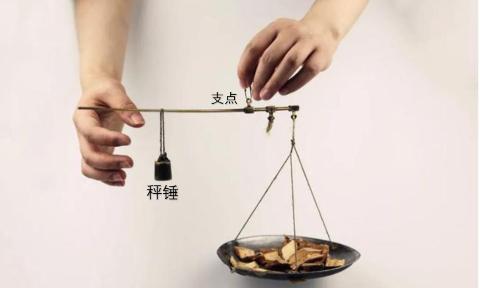 <p>杆秤是2000多年前我国祖先发明的一种利用杠杆原理进行称量的工具，它是如何保持平衡的呢？</p>