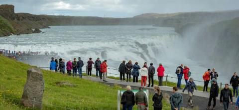 <p>The island 2.____ attracts a large number of tourists.</p>