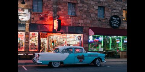 <p>第一家牛排馆在哪座城市开设？<span data-tex=""> </span>Where was the first steakhouse opened?</p>