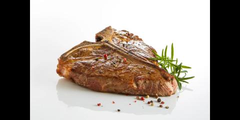 <p>T骨牛排名称的由来是？</p>