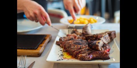 <p>哪块牛排包含两种不同的部位？<span data-tex=""> </span>Which steak includes two distinct muscles?</p>