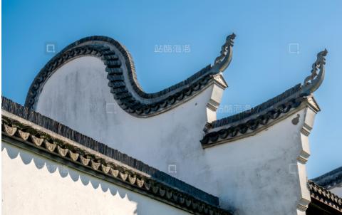 <p>徽派建筑形状多为四合院或者楼阁式，马头墙随屋面的坡度层层跌落，似马头翘角，墙线错落有致，马头墙主要功能是？ </p>