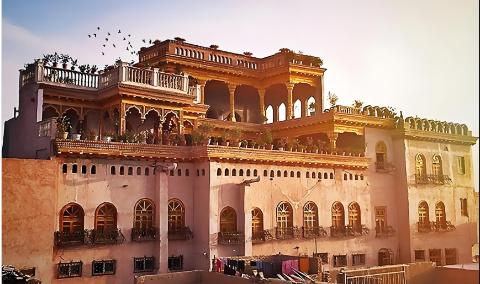 <p>新疆维吾尔族的传统民居 “阿以旺”主要分布在塔里木盆地，多采用土木结构，平屋顶，带外廊。还有其他特点是？ </p>