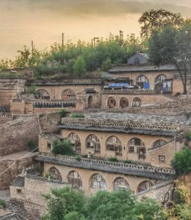 <p>窑洞是黄土高原上特有的传统民居，利用黄土的直立性和干燥气候条件挖掘建造。 “窑洞”的优势不包括以下哪一项？ </p>