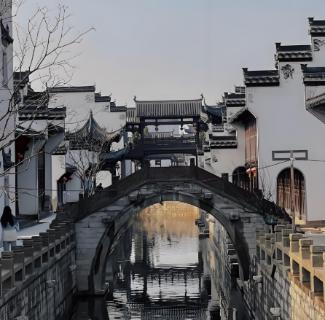 <p>江南水乡的民居建筑多砖木结构，飞檐翘角轻盈灵动，门窗雕刻精细，尽显温婉灵秀的水乡韵味。其最大的特色是？ </p>
