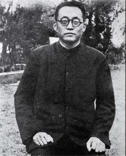 <p>是谁做的诗&#xff1a;人生两个宝&#xff0c;双手与大脑。用手不用脑&#xff0c;饭也吃不饱。手脑都会用&#xff0c;才算是开天辟地的大好佬</p>