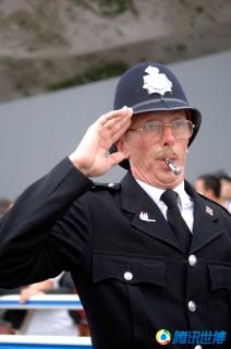 <p>在英国的紧急报警电话是多少？</p>