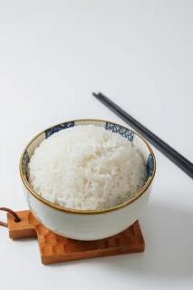 <p>意思不同（different）的是？</p>