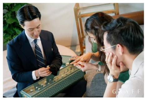 <p>必要時我可以微信，電話或者小紅書和客人報價和洽談高級珠寶生意</p>