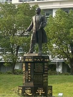 <p>孙中山先生雕像一直没有拐杖</p>