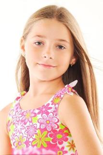 <p>She has ( ) hair.</p>
