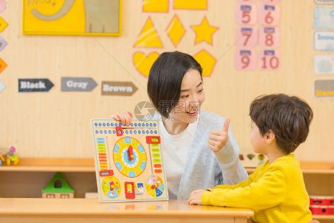 <p>“老师说我是好孩子”说明幼儿对自己的评价是</p>
