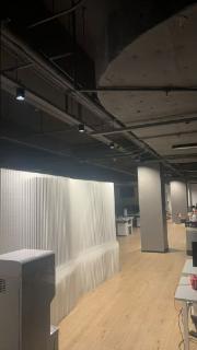 <p>我们工作区中间过道上方的，这一排射灯的开关到底在哪里？</p>