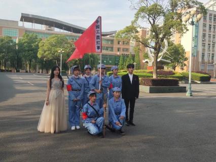 <p>请问图中哪位同学饰演被冰封的军需处处长？</p>