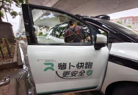 <p>武汉经开区的国家智能网联汽车测试示范区，这里的“萝卜快跑” 无人驾驶出租车已经穿梭街头，而这背后，是工程师对激光雷达算法、高精度地图构建等底层技术的反复打磨，这些技术突破，源于他们在数学、物理、计算机科学领域长期的枯燥积累。<u>如果你想成为未来智能汽车产业的领军人才，高中阶段最应该做的是？</u></p>