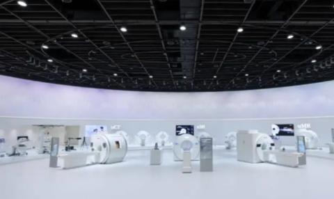 <p>在武汉“联影医疗”生产全球领先的医疗影像设备。但这不仅仅是“造机器”，他们引入了“AI+医疗”的概念，让机器能辅助医生诊断肺结节、分析心脏功能。这里最受欢迎的人才是那些既懂医学影像原理，又懂人工智能算法的“双料人才”。这种“医疗+AI”的模式体现了新质生产力的重要特征。<u>下列哪种学习或成长路径最符合这种“新质”要求？</u></p>