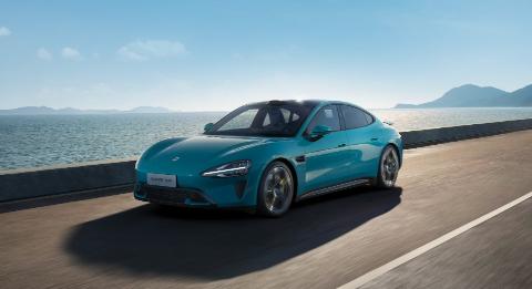 <p>（关于最近的<strong>雷军回应，他说</strong>）SU7特别________其卓越的<strong>外观</strong>和安全的<strong>车身结构</strong>。</p>