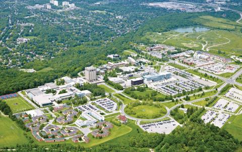 <p>加拿大唯一一个位于联合国教科文组织生物保护区，提供众多带薪实习项目，毕业生就业率高，学生服务突出，众多独特专业，并且为学生提供“免费”语言班的是哪一所大学？</p>