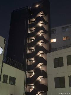 <p>楼道感应灯适合选择哪种传感器，主要原因是什么？</p>