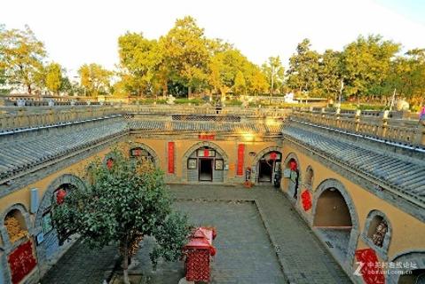 <p>在陕州地坑院，院子里通常会种一棵树的最主要目的是（</p>