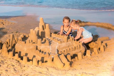 <p>Ces enfants font un château de _________.</p>