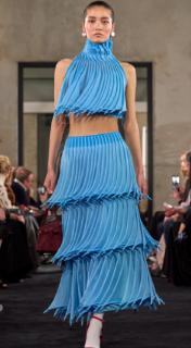 <p>图片中这件作品很好的诠释了Alaia品牌相关领域是？</p>