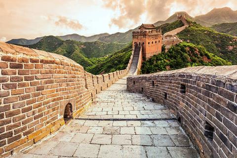 <p>古代建筑长城的目的是...?</p>