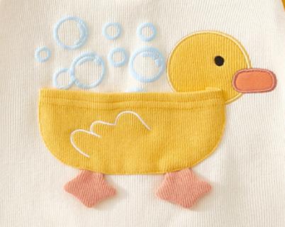 <p>请认真观察图中的童装面料运用了哪几种工艺（包括布底织造工艺）？</p>