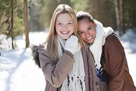 <p>Lily is ( ) with her friend.</p>