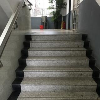 请问这一段楼梯位于哪两个楼层之间？