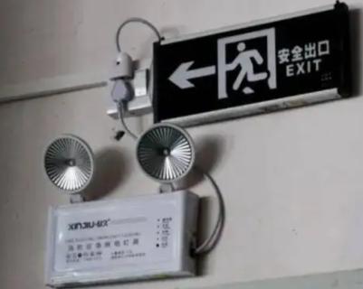 <p>图片中的应急照片灯具、安全出口指示灯存在哪些问题（）？</p>