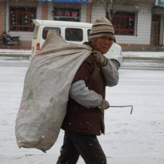 She ___ by collecting rubbish.