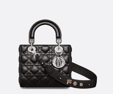 <p>这个藤格纹手袋是哪个品牌的经典设计？</p>