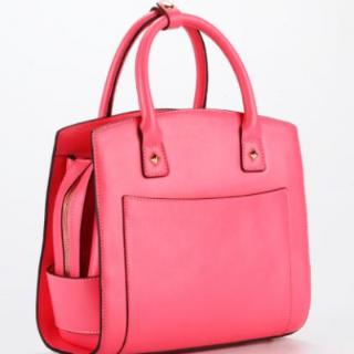 The handbag is made of ____.