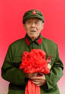 <p>The old man is a ( )</p>